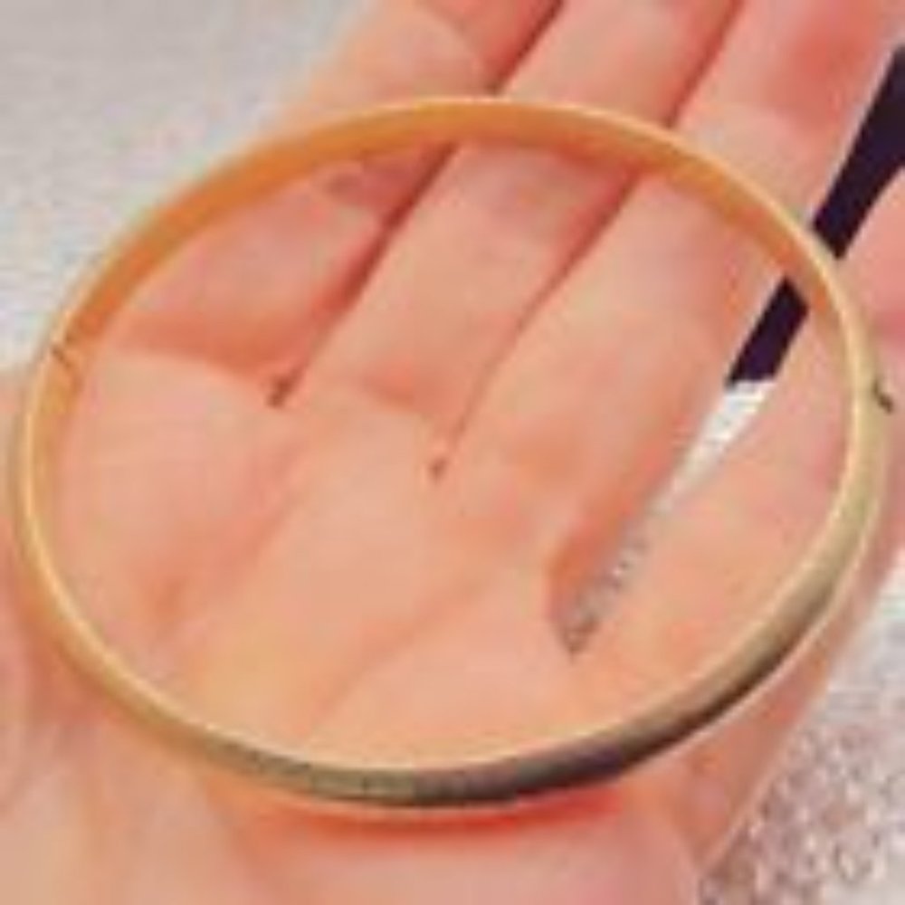 VINTAGE INCISED DESIGN GOLD VERMEIL ON STERLING SILVER HINGED BANGLE BRACELET 4 - Picture 3 of 3